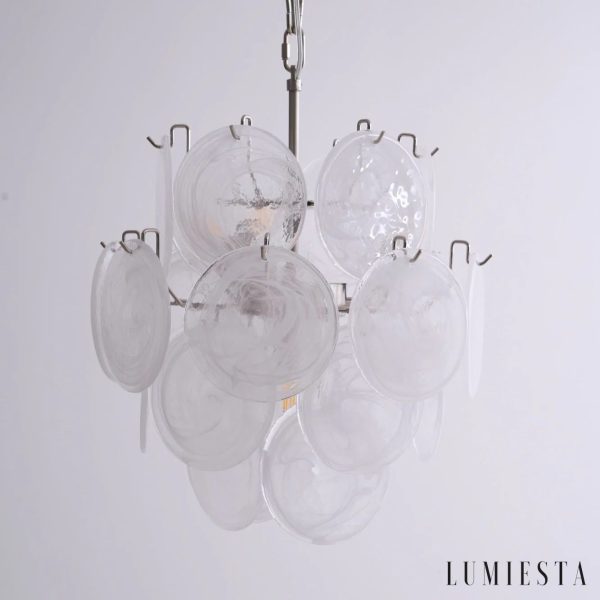 Białe szklane elementy lampy Splendore w metalowej oprawie, detal