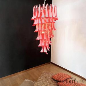 Spuma - czerwona lampa wisząca z metalu i szkła, ujęcie pod lekkim kątem