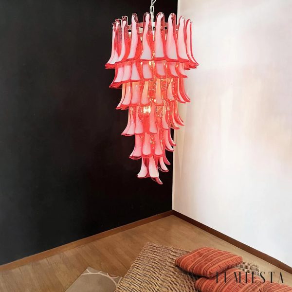 Spuma - czerwona lampa wisząca z metalu i szkła, ujęcie pod lekkim kątem