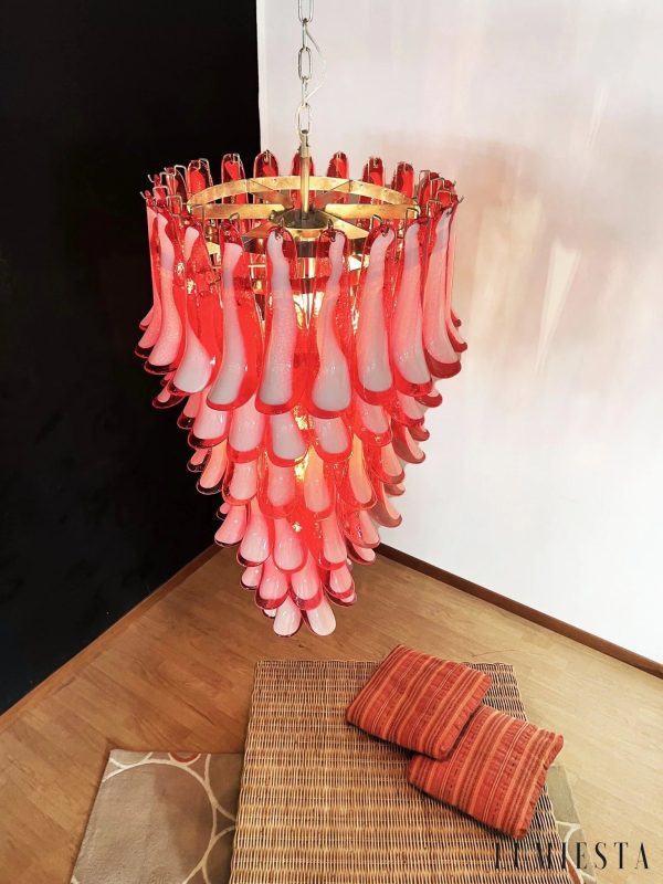 Żyrandol Spuma z czerwonymi szklanymi kloszami, widok z boku i fragment zawieszenia