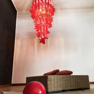 Czerwona szklana lampa wisząca Spuma, pełny widok na okrągłą formę i metalową konstrukcję