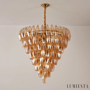 Stella - lampa wisząca z bursztynowego szkła widoczna pod kątem
