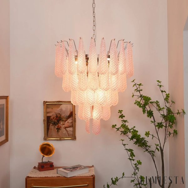 Struttura - lampa wisząca niklowa z różowymi szklanymi kloszami, widok z lekka z boku