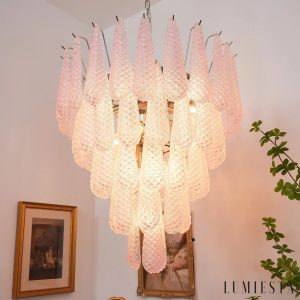 Struttura - niklowana lampa wisząca glamour z różowym szkłem, widok pod kątem