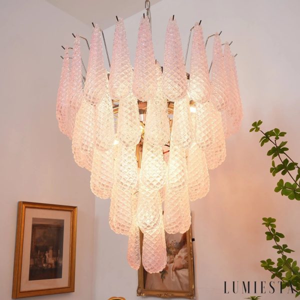Struttura - niklowana lampa wisząca glamour z różowym szkłem, widok pod kątem
