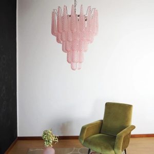 Struttura - lampa wisząca glamour z niklu i różowego szkła, zbliżenie na klosze