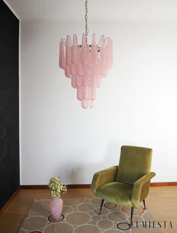 Struttura - lampa wisząca glamour z niklu i różowego szkła, zbliżenie na klosze