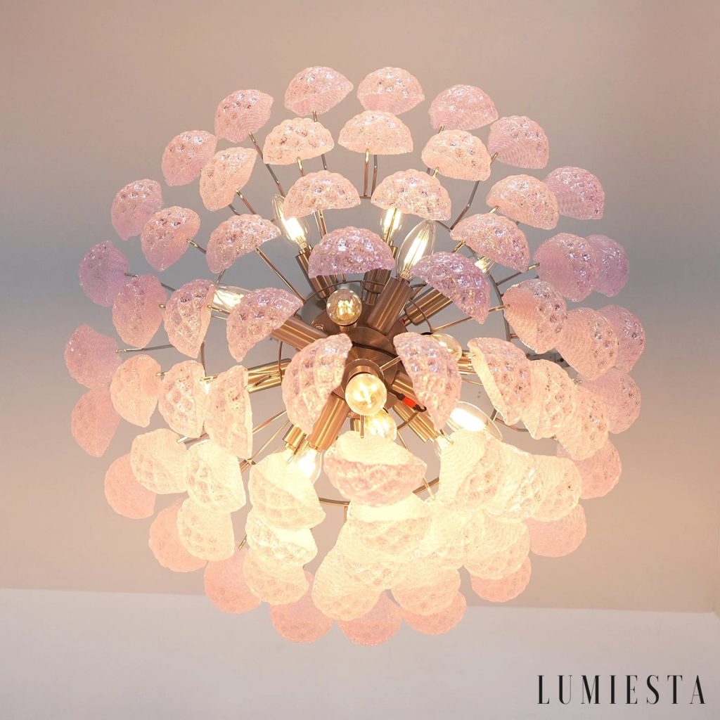 Lampa wisząca Struttura glamour, różowe szkło i niklowana konstrukcja w salonie