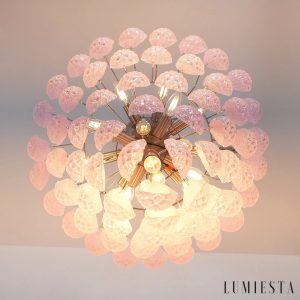Lampa wisząca Struttura glamour, różowe szkło i niklowana konstrukcja w salonie