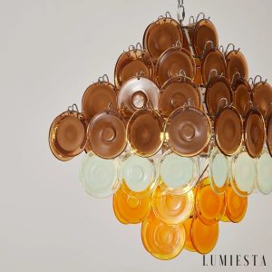 Retro lampa wisząca Suono z niklowanym wykończeniem i brązowymi detalami, ujęcie pod kątem