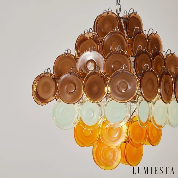 Retro lampa wisząca Suono z niklowanym wykończeniem i brązowymi detalami, ujęcie pod kątem