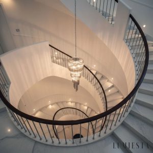 Torre - lampa wisząca z niklu i szkła, widok na górną część zawieszenia
