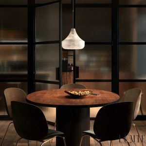Lampa wisząca alabastrowa biała Torres Vedras, zbliżenie na jasny klosz i metalową oprawę