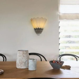 Troia - lampa sufitowa z alabastru, ujęcie boczne z metalowym pierścieniem