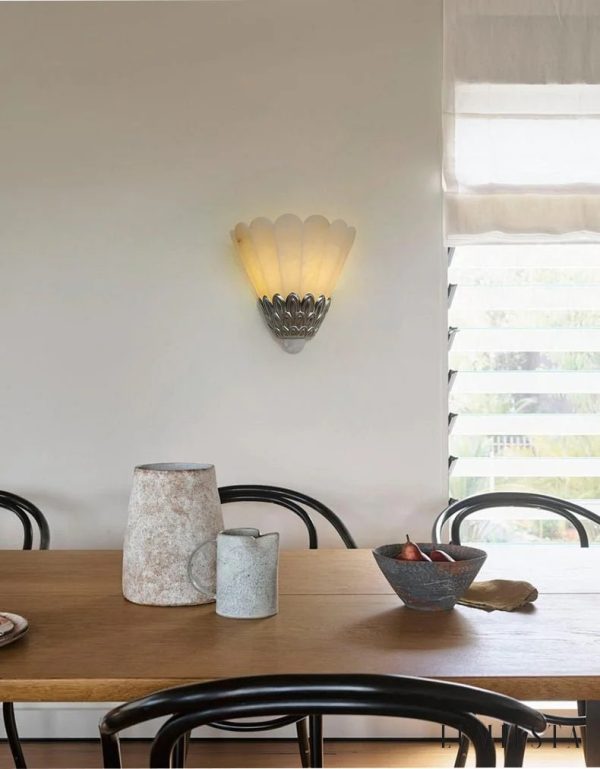 Troia - lampa sufitowa z alabastru, ujęcie boczne z metalowym pierścieniem