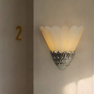 Troia - detal mocowania lampy sufitowej z niklowanym metalem
