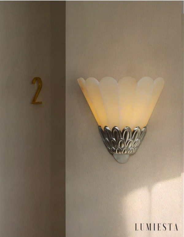Troia - detal mocowania lampy sufitowej z niklowanym metalem