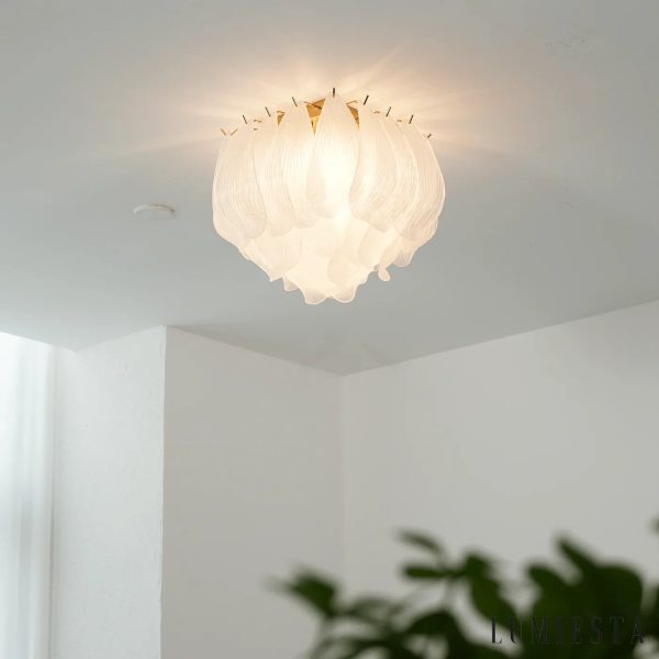 Unico - złota lampa sufitowa z szklanym kloszem, ujęcie pod kątem