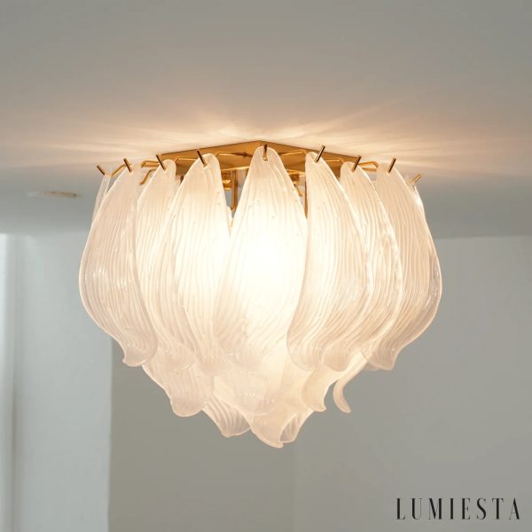 Lampa sufitowa Unico ze szklanym kloszem i złotym stelażem, detal boku