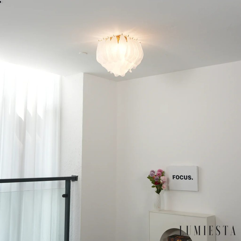 Lampa sufitowa Unico glamour z szklanym kloszem, zbliżenie na wykończenie