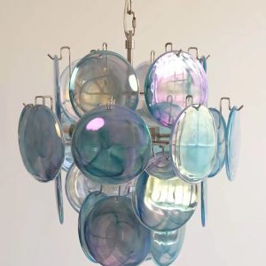 Niebieskie szklane elementy lampy Vega na niklowanej konstrukcji