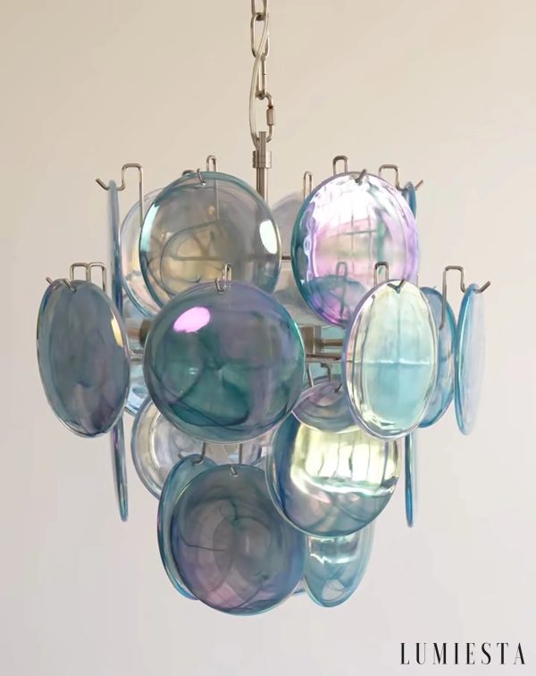 Niebieskie szklane elementy lampy Vega na niklowanej konstrukcji