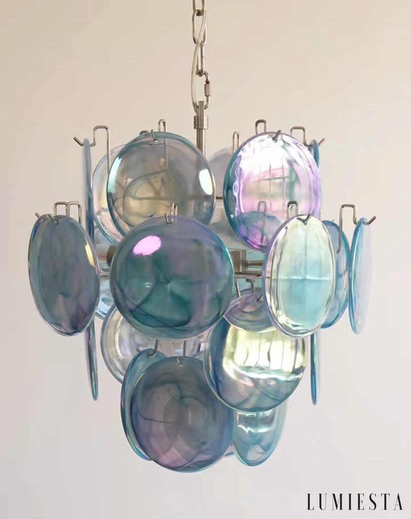 Niebieskie szklane elementy lampy Vega na niklowanej konstrukcji