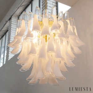 Szklana lampa wisząca Vesta, elegancki profil zawieszony nad wnętrzem