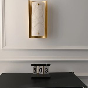 Vesuvianis - lampa wisząca alabastrowa, złota i biała w eleganckiej sylwetce