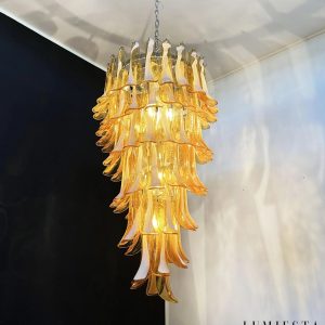 Vetro - lampa wisząca z bursztynowego szkła i niklu, ujęcie z lekkiego skosu