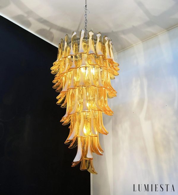 Vetro - lampa wisząca z bursztynowego szkła i niklu, ujęcie z lekkiego skosu