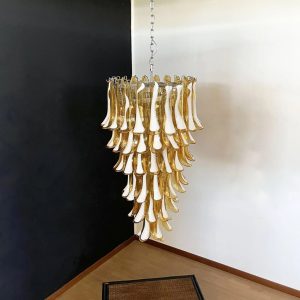 Lampa wisząca Vetro, detal bursztynowego szkła i niklowanego zawieszenia