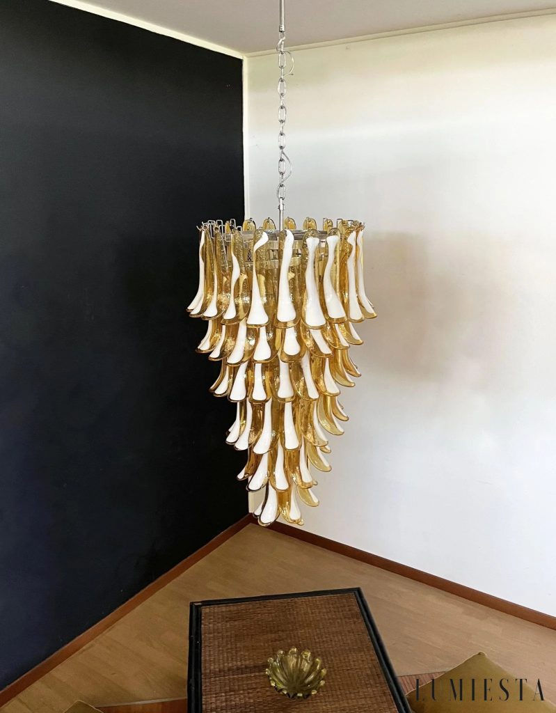 Lampa wisząca Vetro, detal bursztynowego szkła i niklowanego zawieszenia