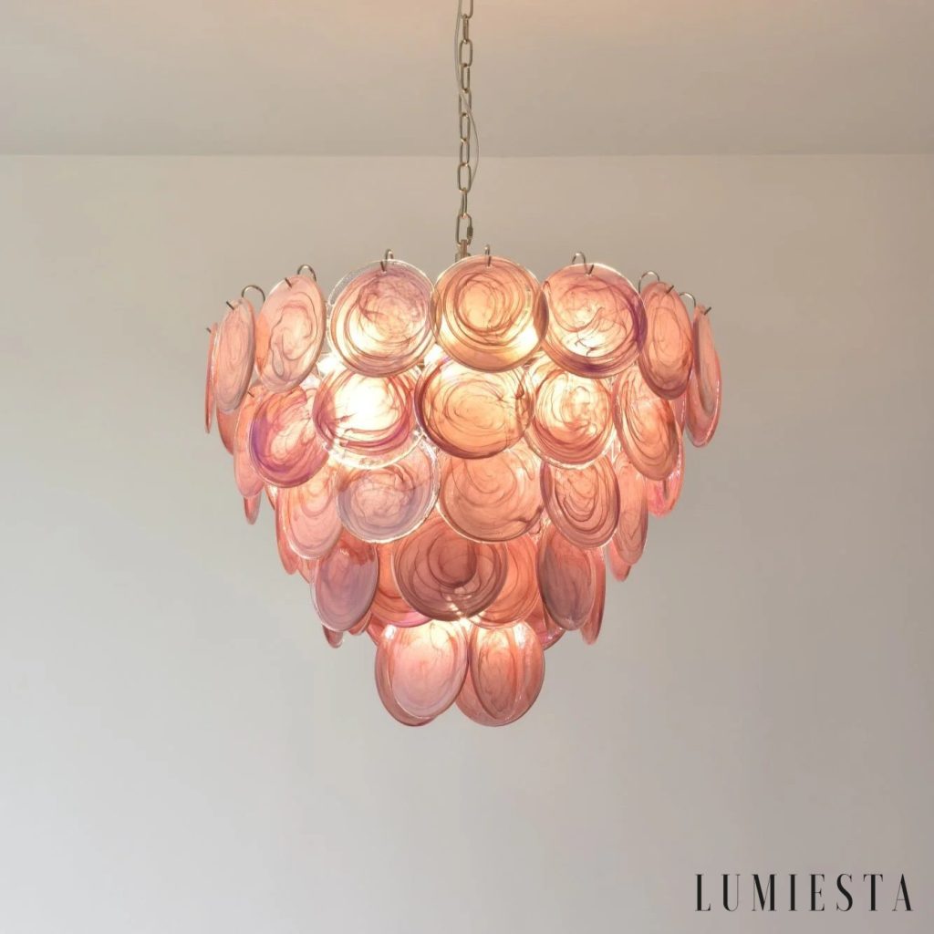 Lampa wisząca Viola z niklowanym stelażem i różowym szkłem, widok z dołu