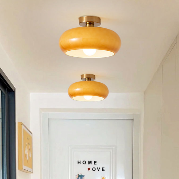 Lampa Formlicht w aranżacji wnętrza - mosiężna oprawa ze szklanym kloszem przy jasnym suficie