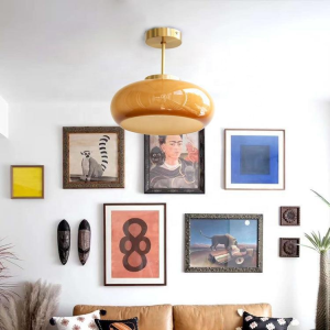Formlicht lampa sufitowa Bauhaus - klosz ze szkła opalowego biały od dołu, mosiężna oprawa Ø28 cm