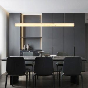 Liner - podłużna lampa wisząca z alabastru LED, ujęcie z rozproszonym światłem