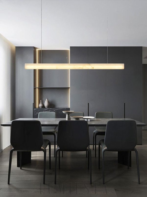 Liner - podłużna lampa wisząca z alabastru LED, ujęcie z rozproszonym światłem