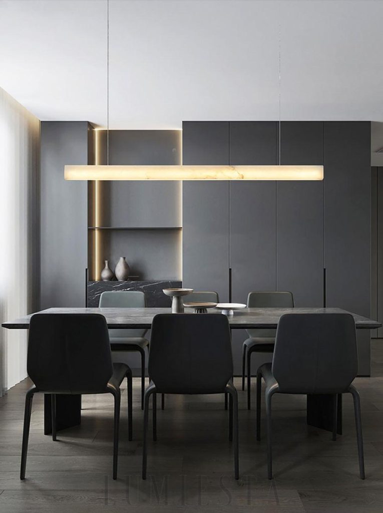 Liner - podłużna lampa wisząca z alabastru LED, ujęcie z rozproszonym światłem