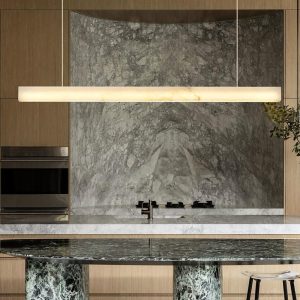 Liner - podłużna lampa wisząca z alabastru LED, detal stali szczotkowanej