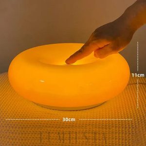 Donut - pomarańczowa lampa stołowa ze szkła LED, detal formy pierścienia