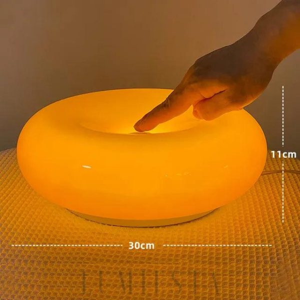 Donut - pomarańczowa lampa stołowa ze szkła LED, detal formy pierścienia