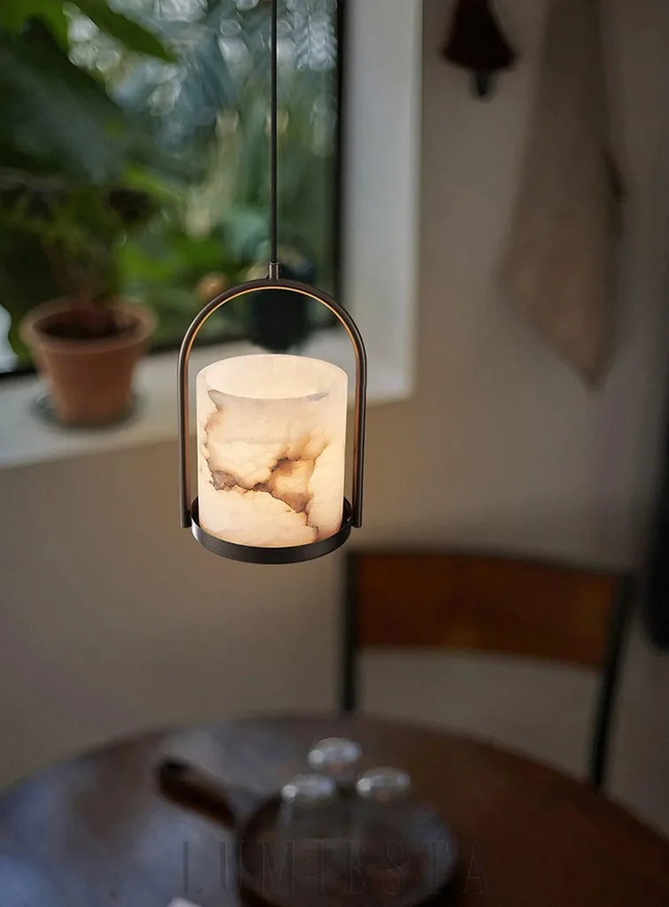 Lampa wisząca marmurowa cylindryczna - ujęcie od dołu z okrągłym światłem