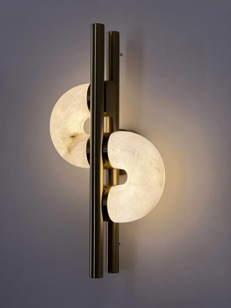 Dolly - Alabaster, długi alabastrowy kinkiet z elegancką metalową linią