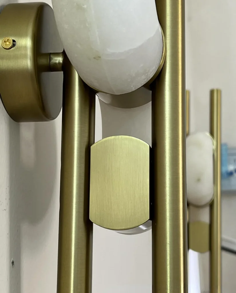 Kinkiet alabastrowy metalowy Dolly - Alabaster, boczne ujęcie lampy ściennej