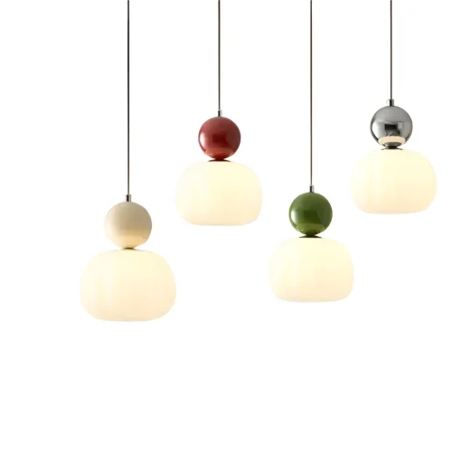 Lampa wisząca szklana kremowa art deco bauhaus - cztery wiszącej z kolorowymi kulami na białym tle