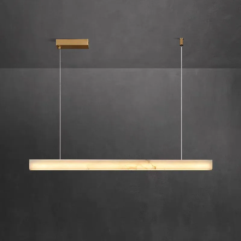 Liner - podłużna lampa wisząca z alabastru LED w złotym wykończeniu