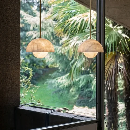 Lourmarin - alabastrowa lampa wisząca z kulą pod kopułą - detal materiału - alabaster