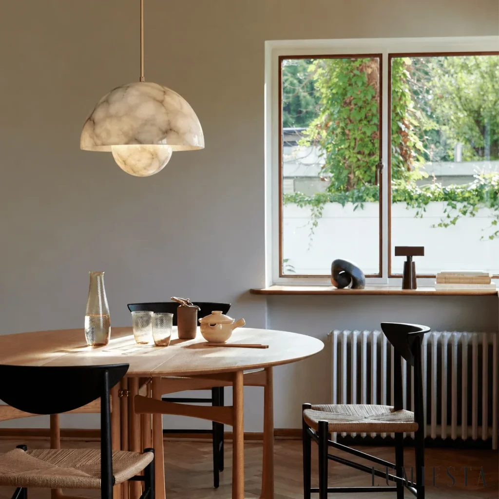 Lourmarin - alabastrowa lampa wisząca z kulą pod kopułą - detal klosza i podstawy