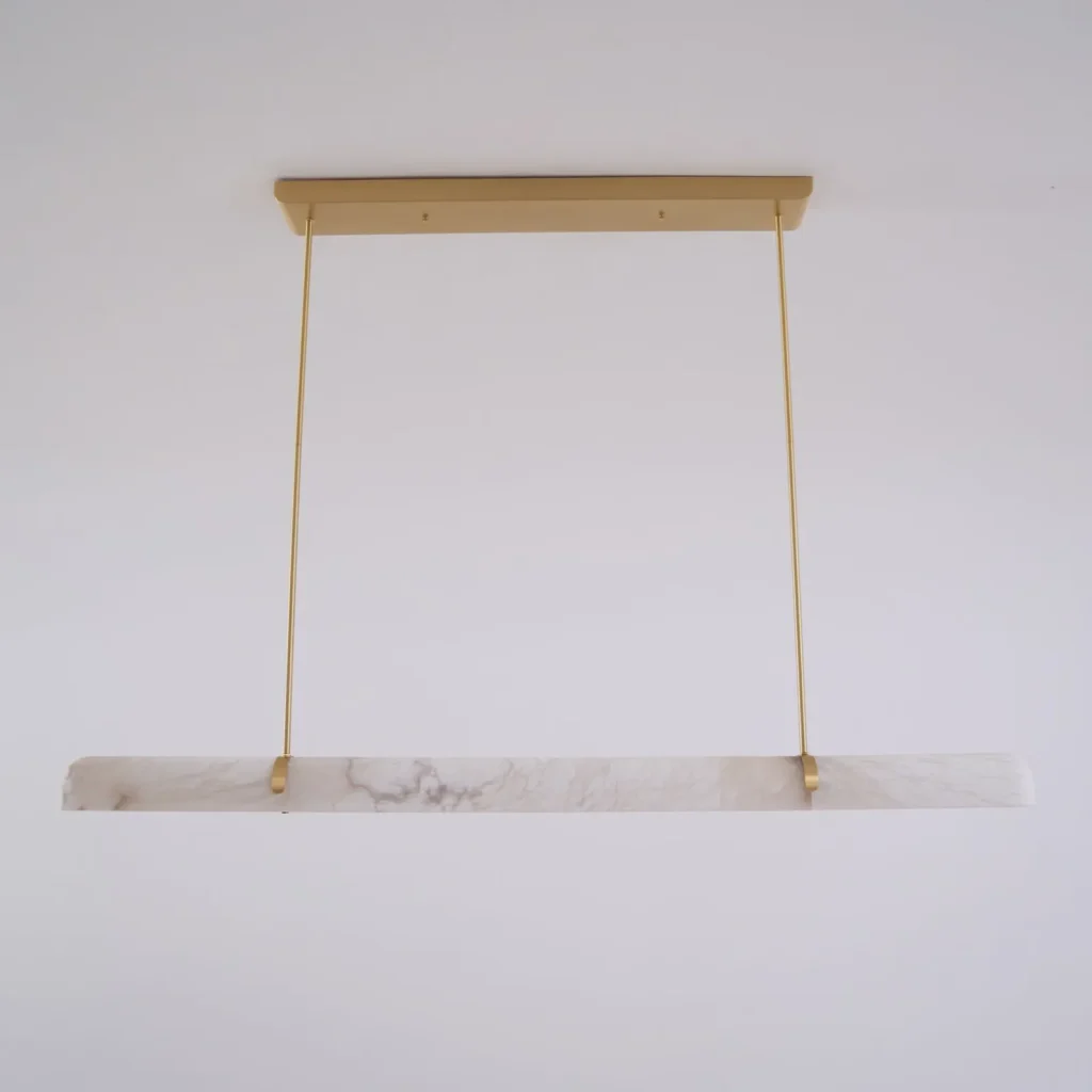 Yunika - lampa wisząca z alabastru i mosiądzu, ujęcie pod kątem